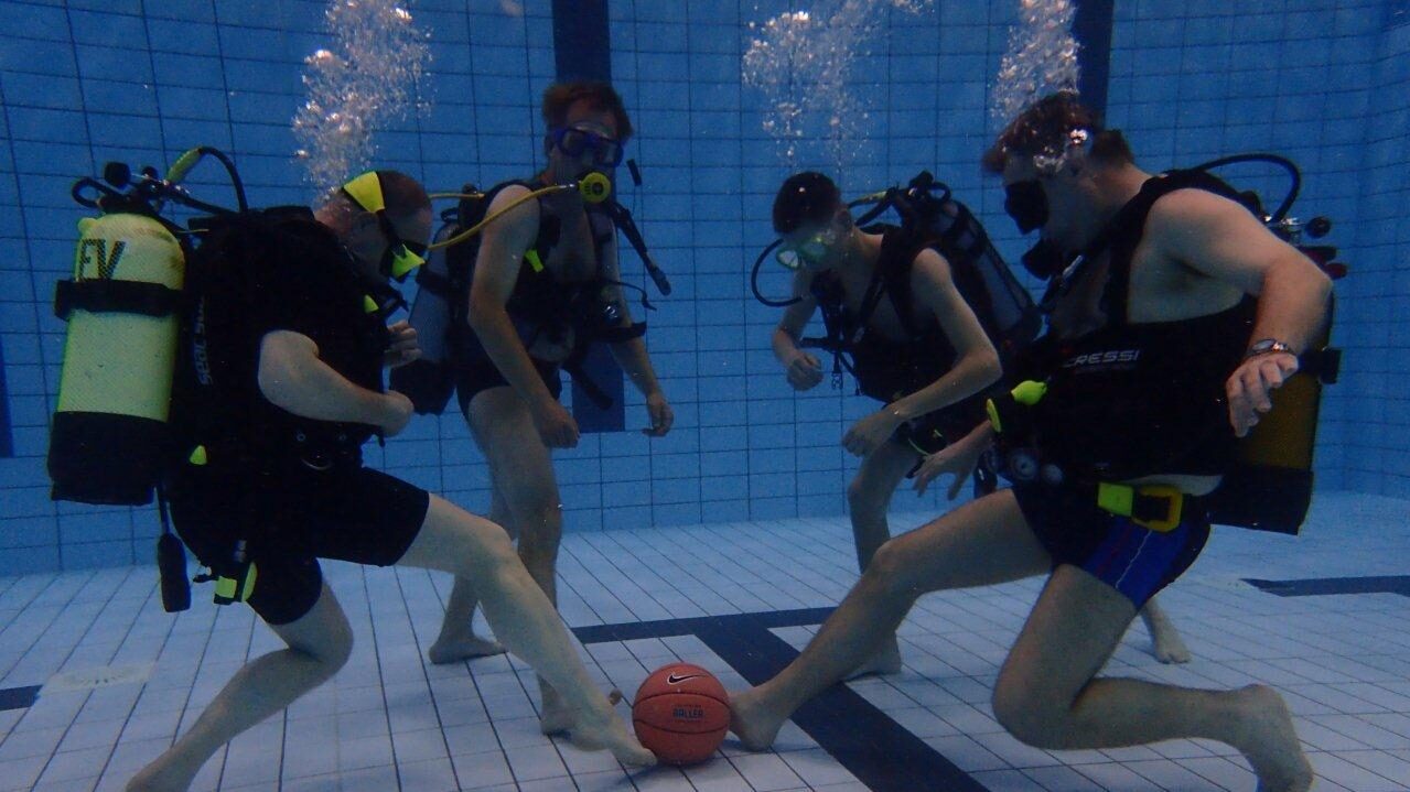 AquaDelfia prolongeert titel op spannend NK Onderwatervoetbal 2024